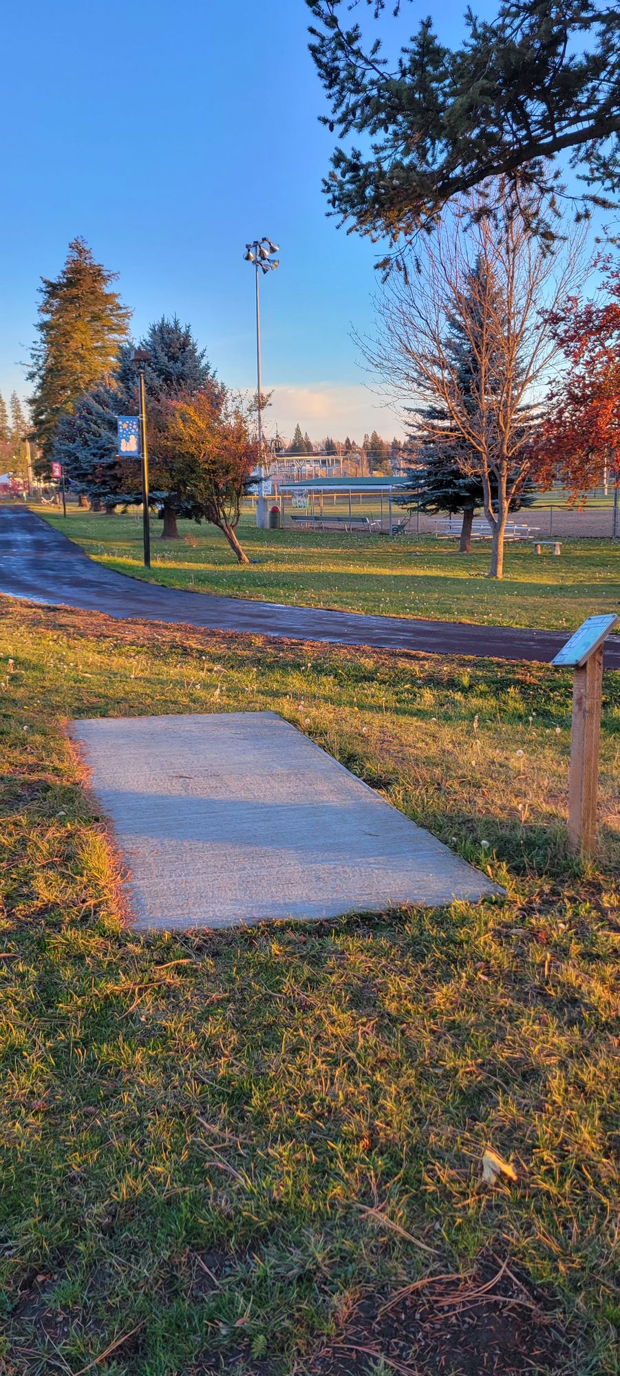 Tee #8     tee sign is turned right 90°