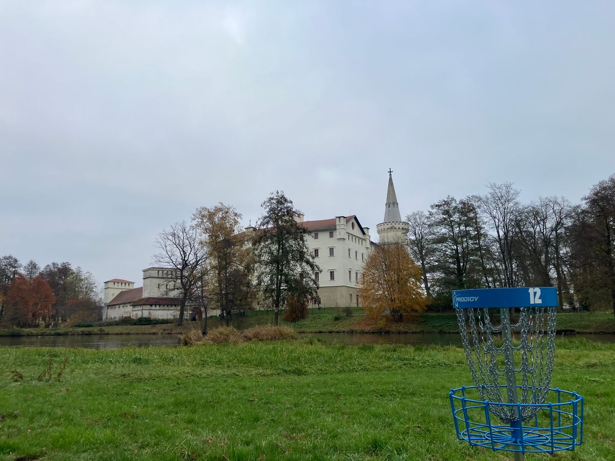 200m par 4, a river and a view.