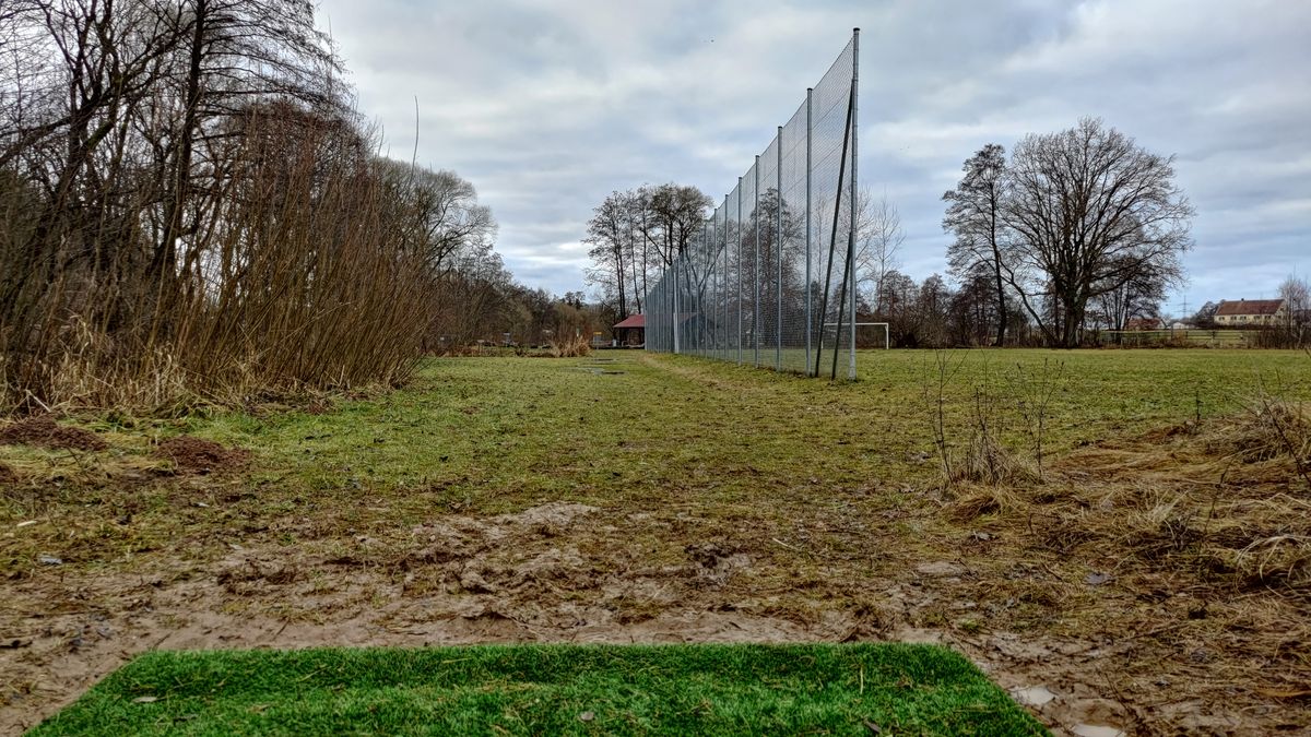 Tee 3 (beware of water to the left of the basket)