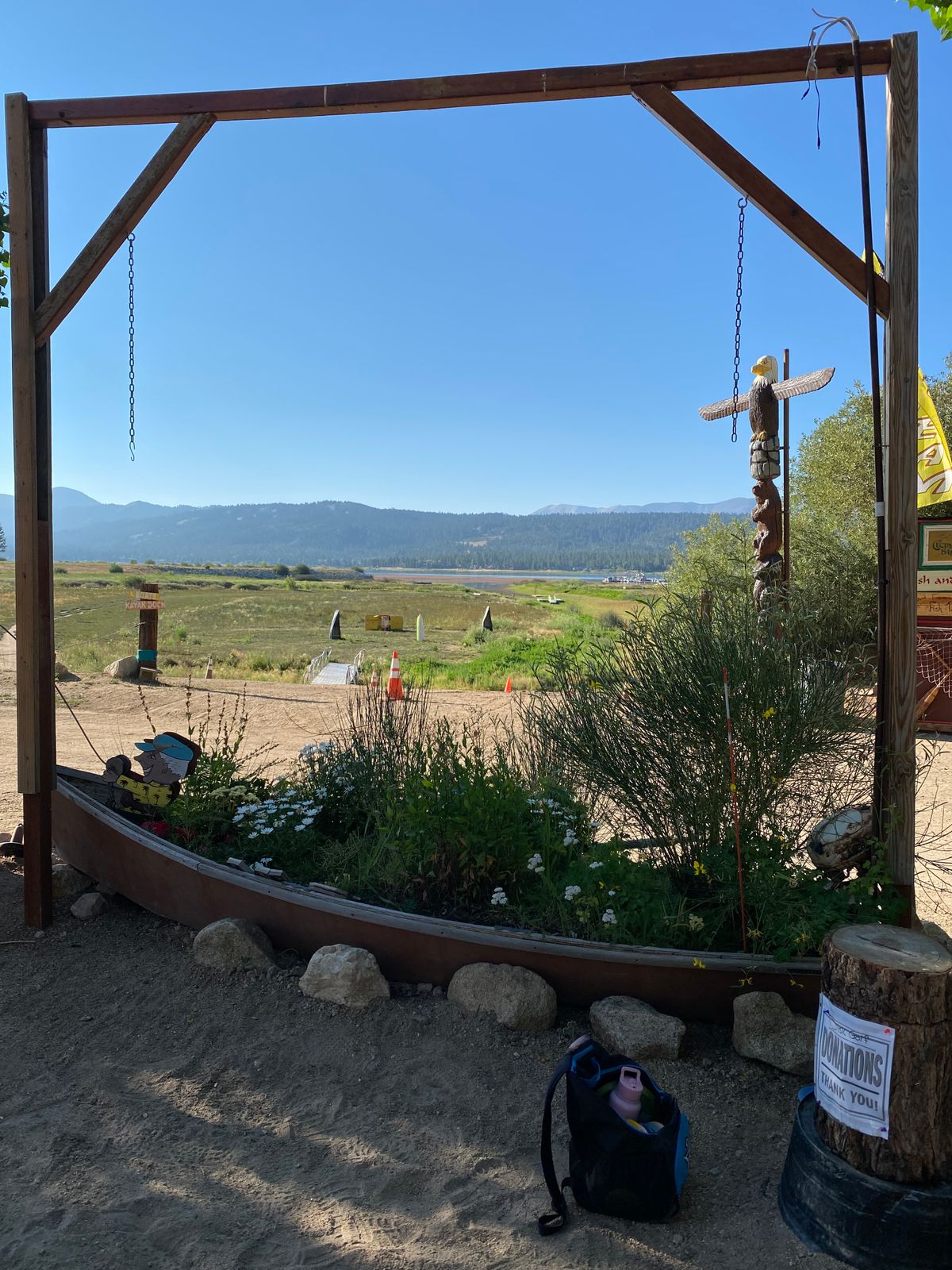 Hole 1 through a wooden arch.