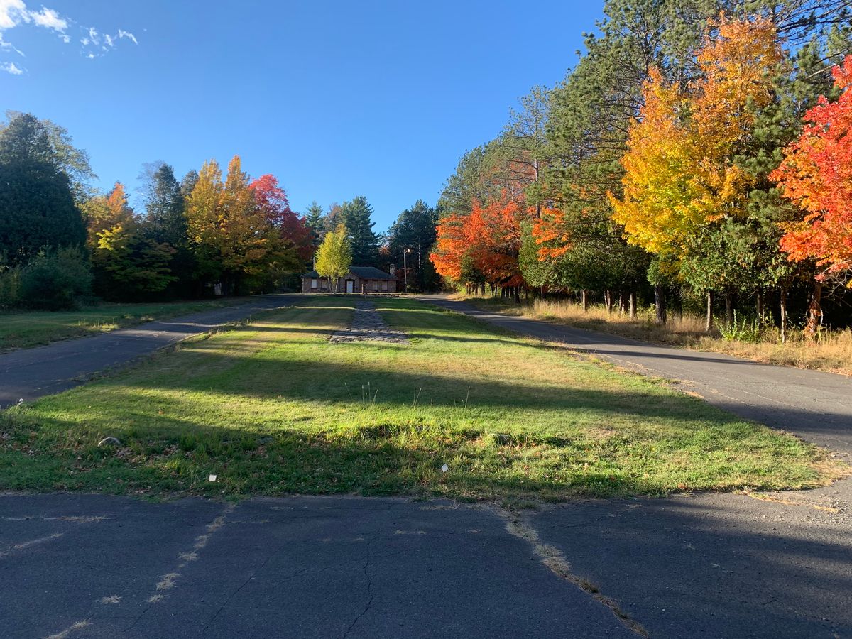 View of hole 3 looking towards the basket. Cool paver arrow pointing towards the basket.