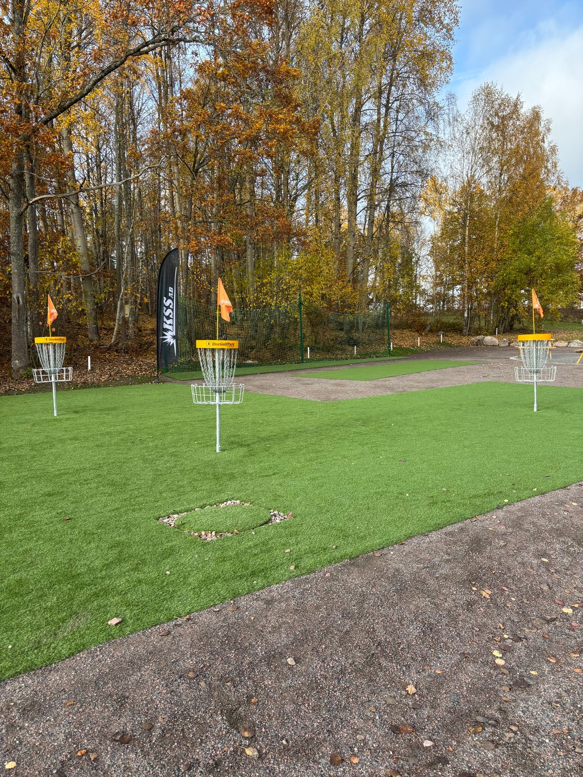 Uppvärmningsområde med korgar och kastnät. 
Warm up area with baskets and throwing net.