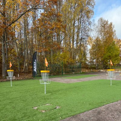 Uppvärmningsområde med korgar och kastnät. 
Warm up area with baskets and throwing net.