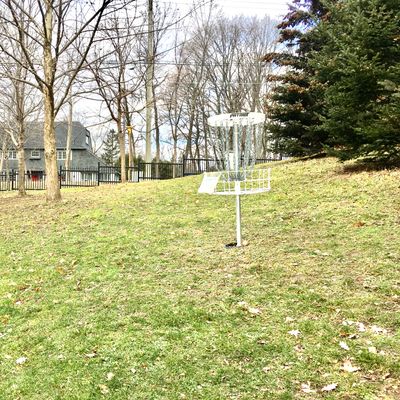 Putting on hole 14. 🌲🇨🇦🌲🏡🏠🇨🇦🌲
