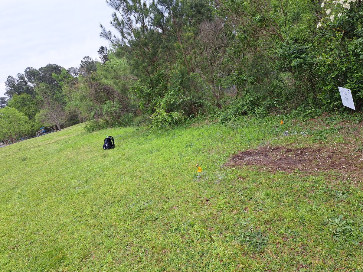 Hole 5. Basket straight in front of hole.