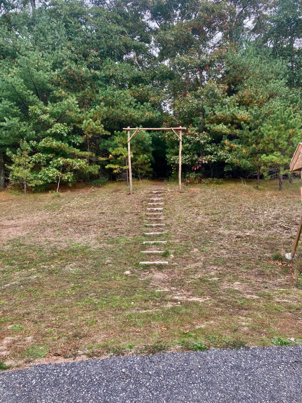 Steps & trail to Hole 1: Preston’s Path. Dedicated to the memory of our departed brother ⛓️❤️⛓️