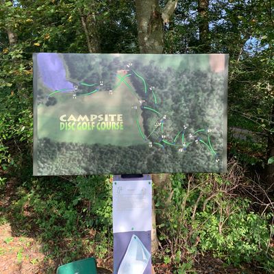 Course layout sign by hole #10 basket.