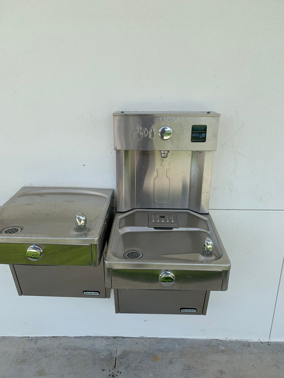 Hole 1  restroom has a bottle refill station.  Hole 14 restroom has just a water fountain.