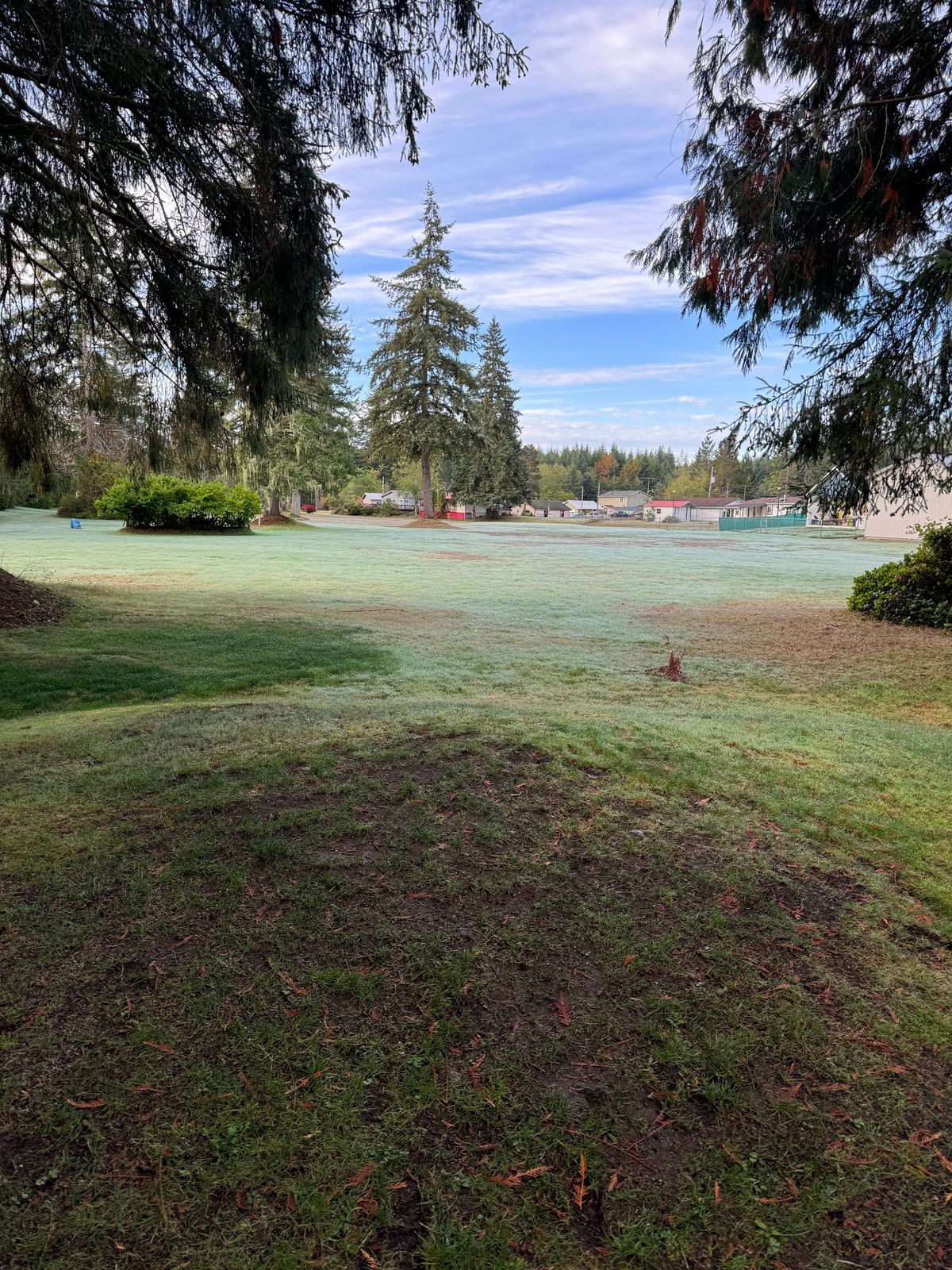 The “long pad” for hole 1 plays as a wide open par 4 from the ball golf tee mound of hole 1.