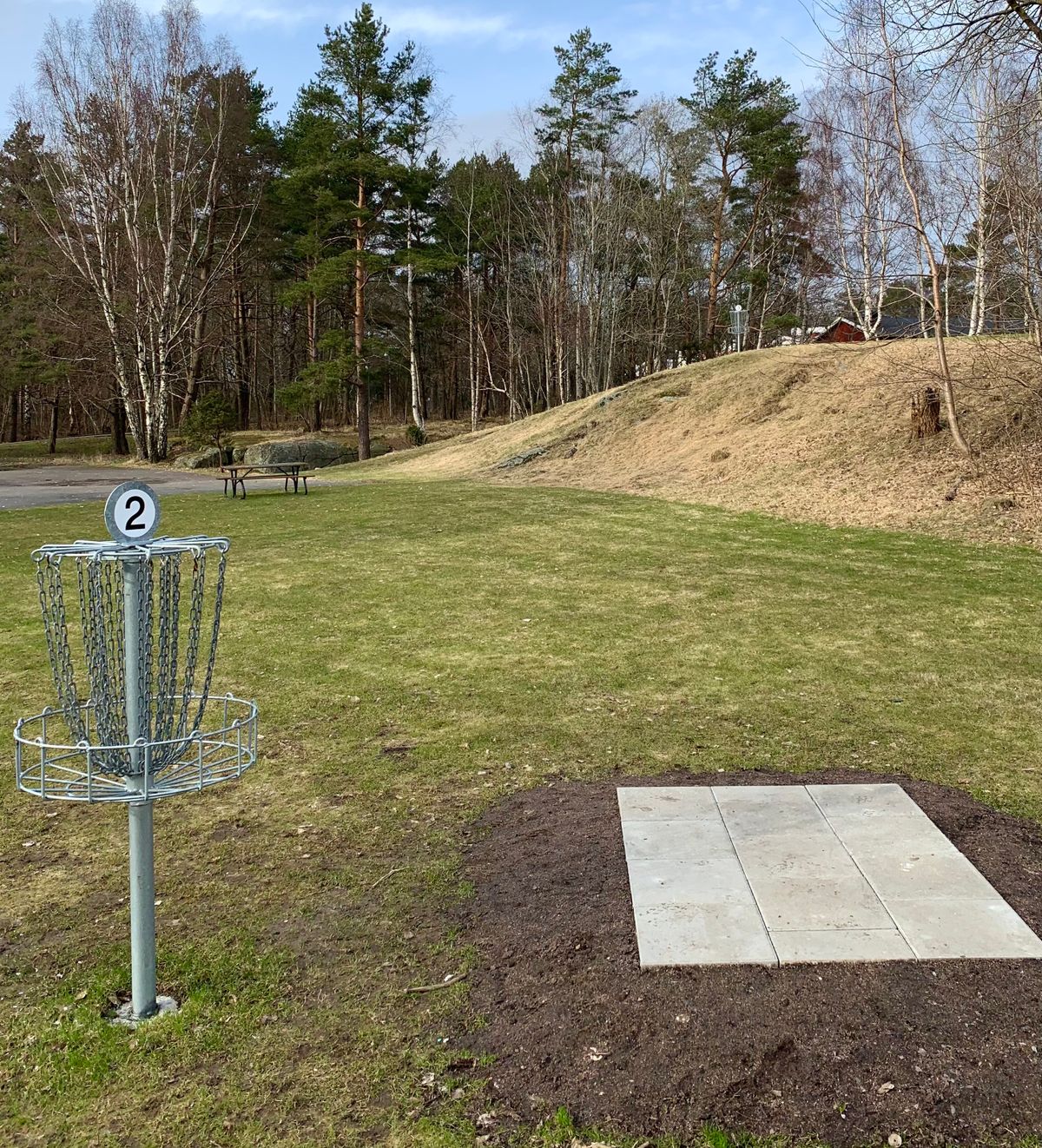 Hole 3’s basket up on the hillside