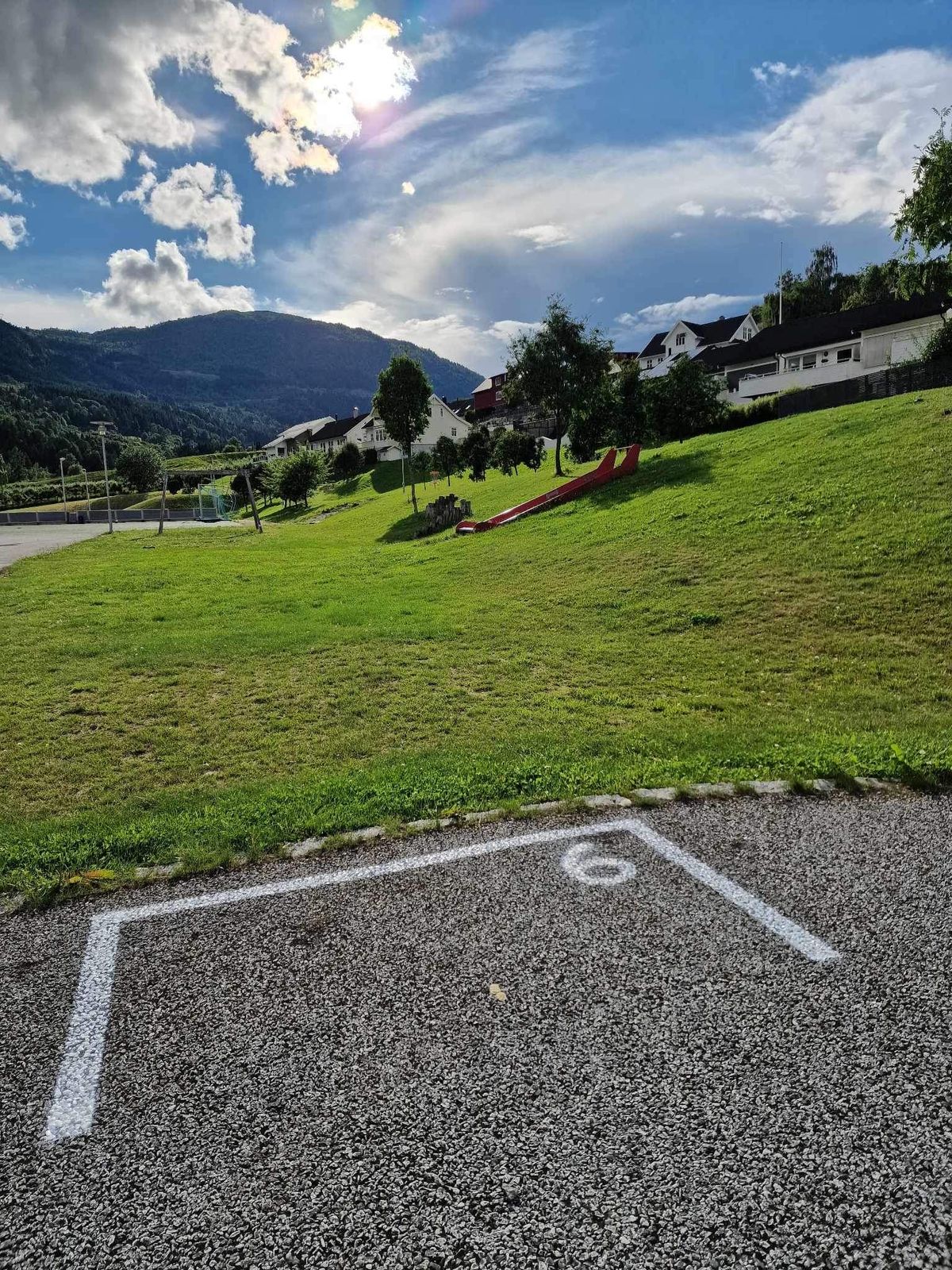 Tee 6, i bakgrunn bak skila