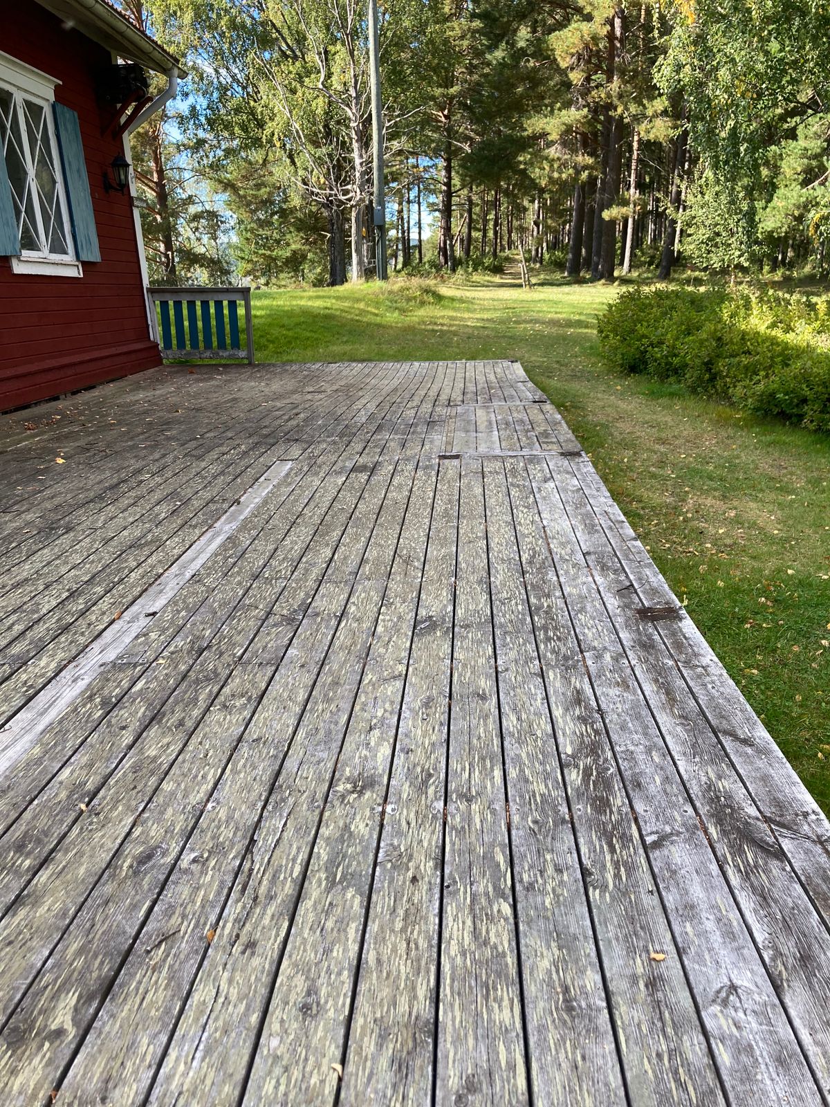 Tee1 kasta vid hälften av altanen.Man får alltså inte använda hela altanen då blir det för nära