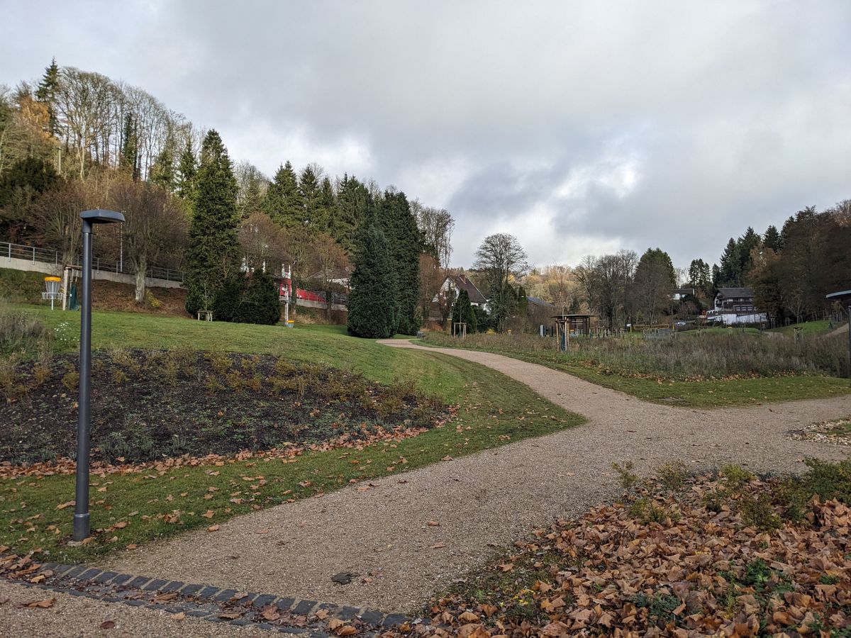 Schade um die tollen Körbe. Wahllos aufgestellte Körbe direkt neben Wegen, Spielgeräten und Spielplätzen.