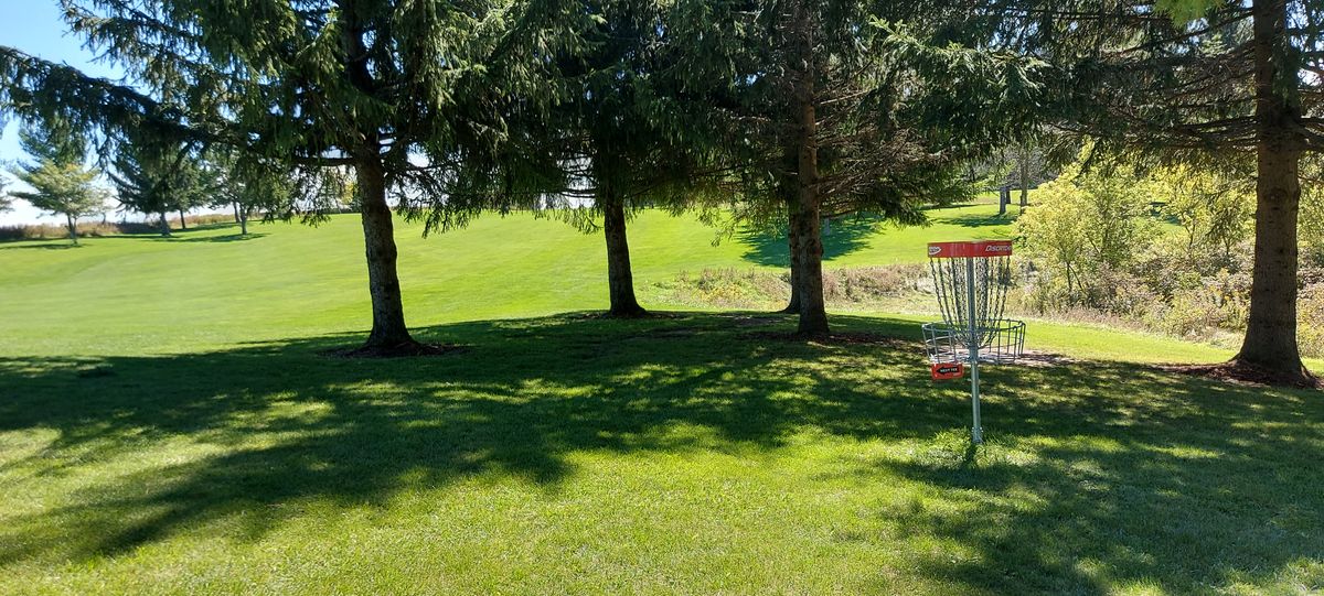 Putting on hole 17.🇨🇦🍁🪵🍁🇨🇦🍁🇨🇦