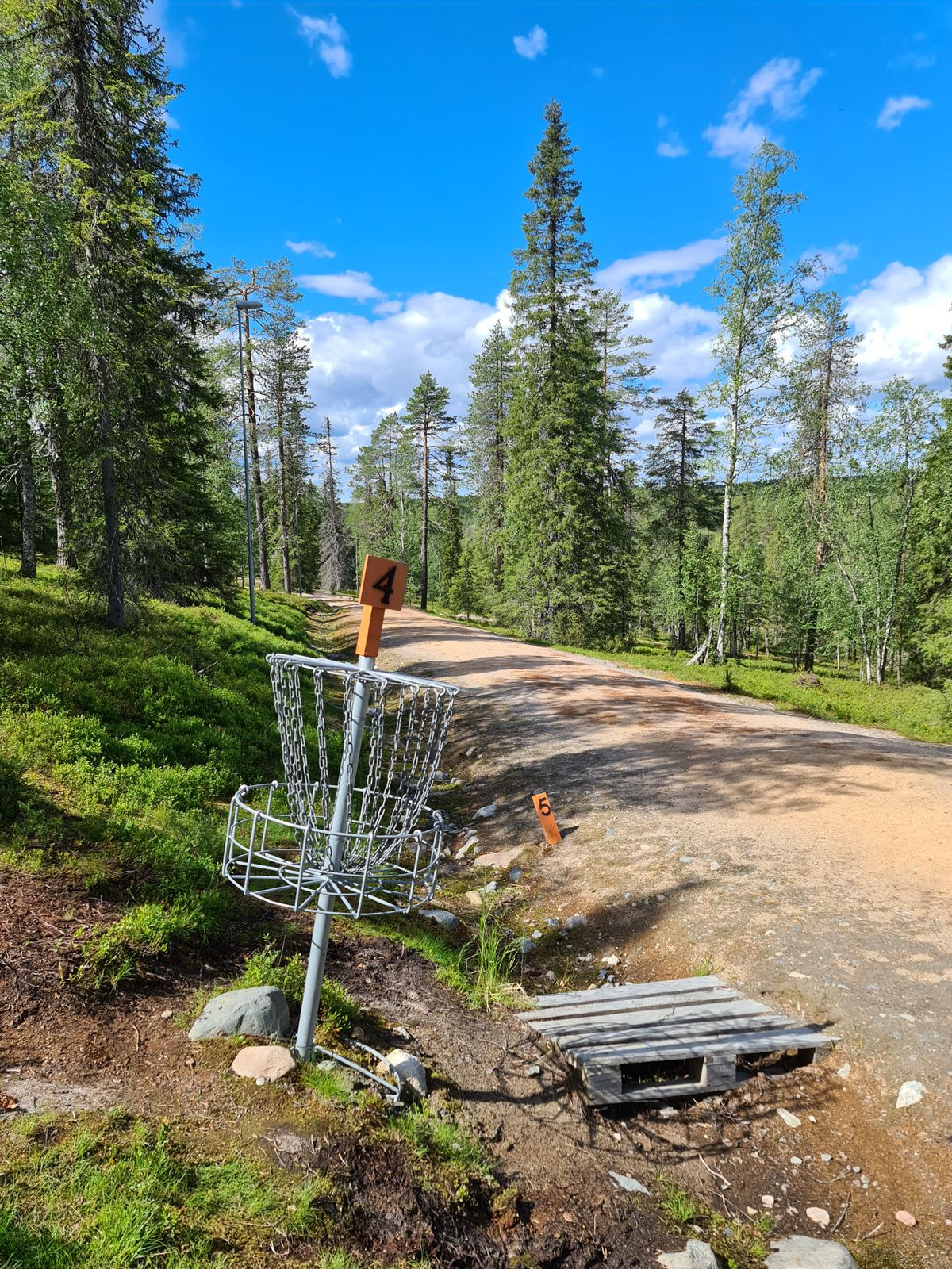 4. väylän kori ja 5. Väylän tee. Korien korkeus hieman normaalia pienempiä. Koriosa itsessään syvä.