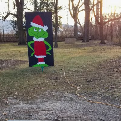The Grinch standing guard on Basket 2, 12/02/2022.