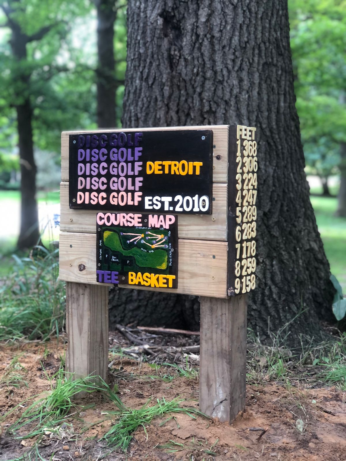 Course sign and map at hole 1