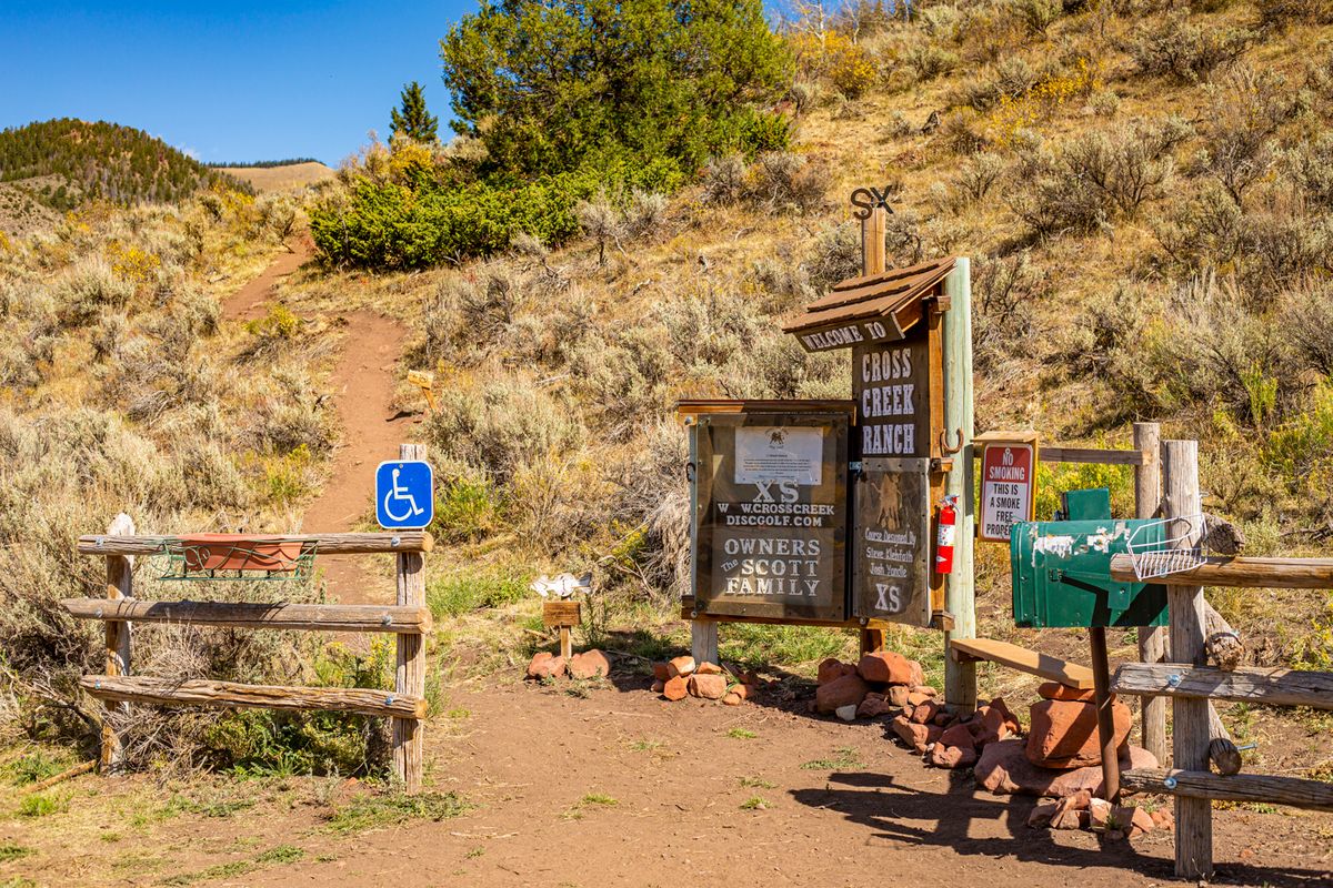 Course kiosk and path up to first tee box

📸: Kevin Banker || Banker Cinefoto || September 2020