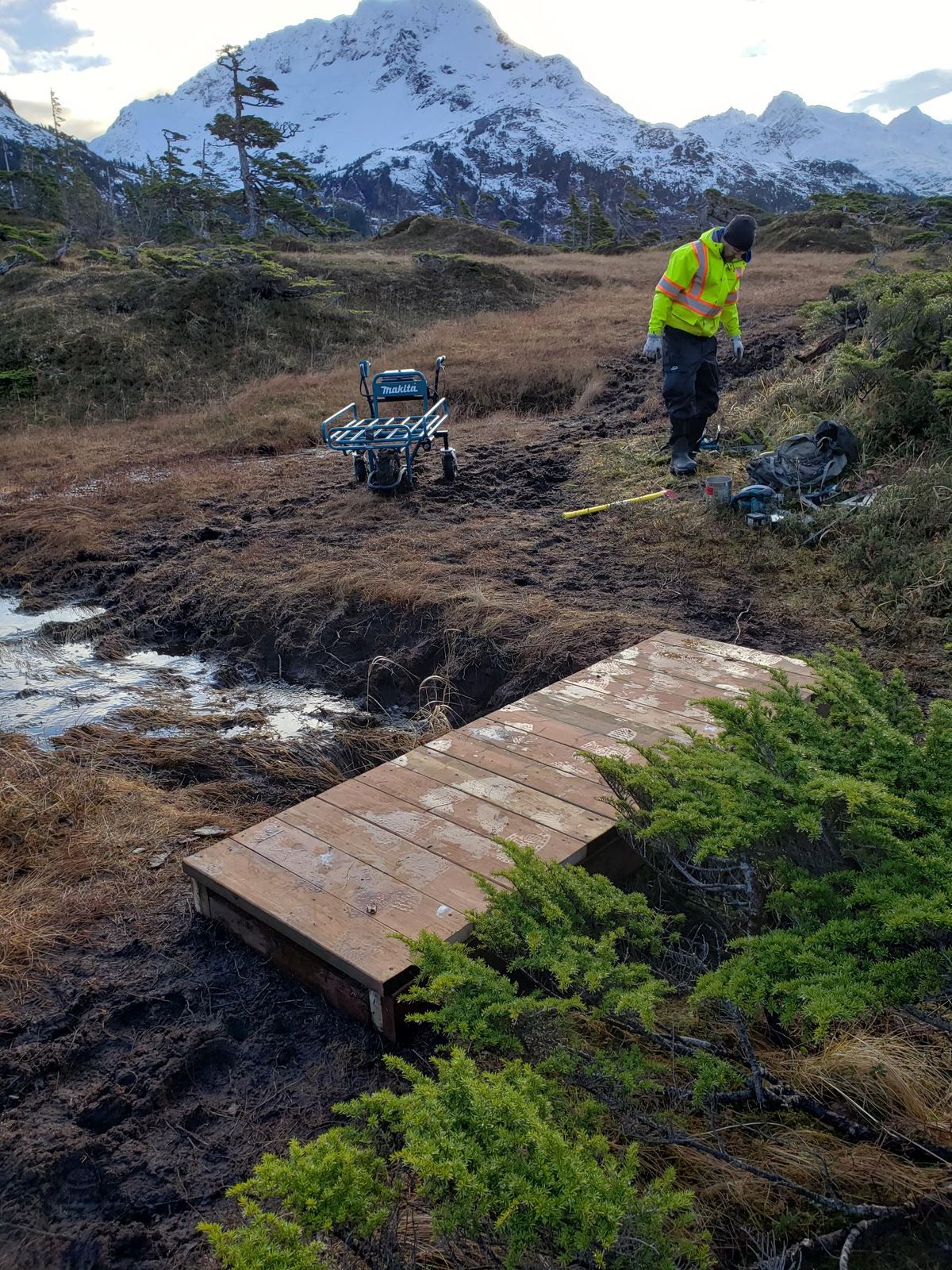 Elevated boardwalk over creek between hole 7/16 and tee 8/17