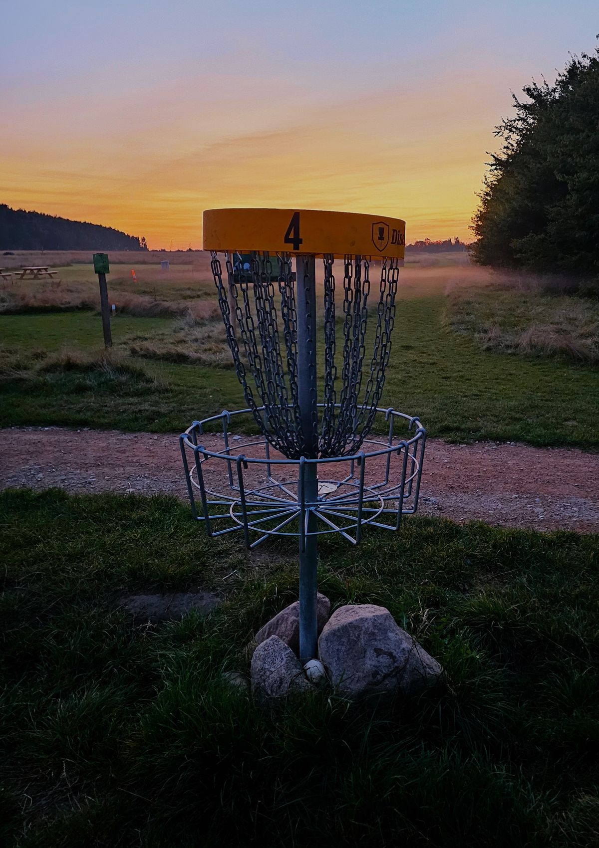 Foggy ground and colourful sky at hole 4 basket