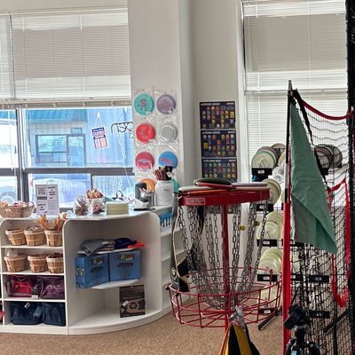 Putting basket and tech disc simulator