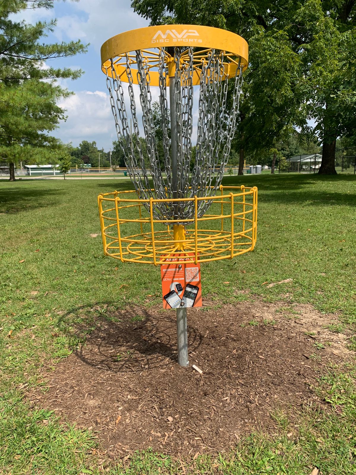 Practice basket with UDisc sign.