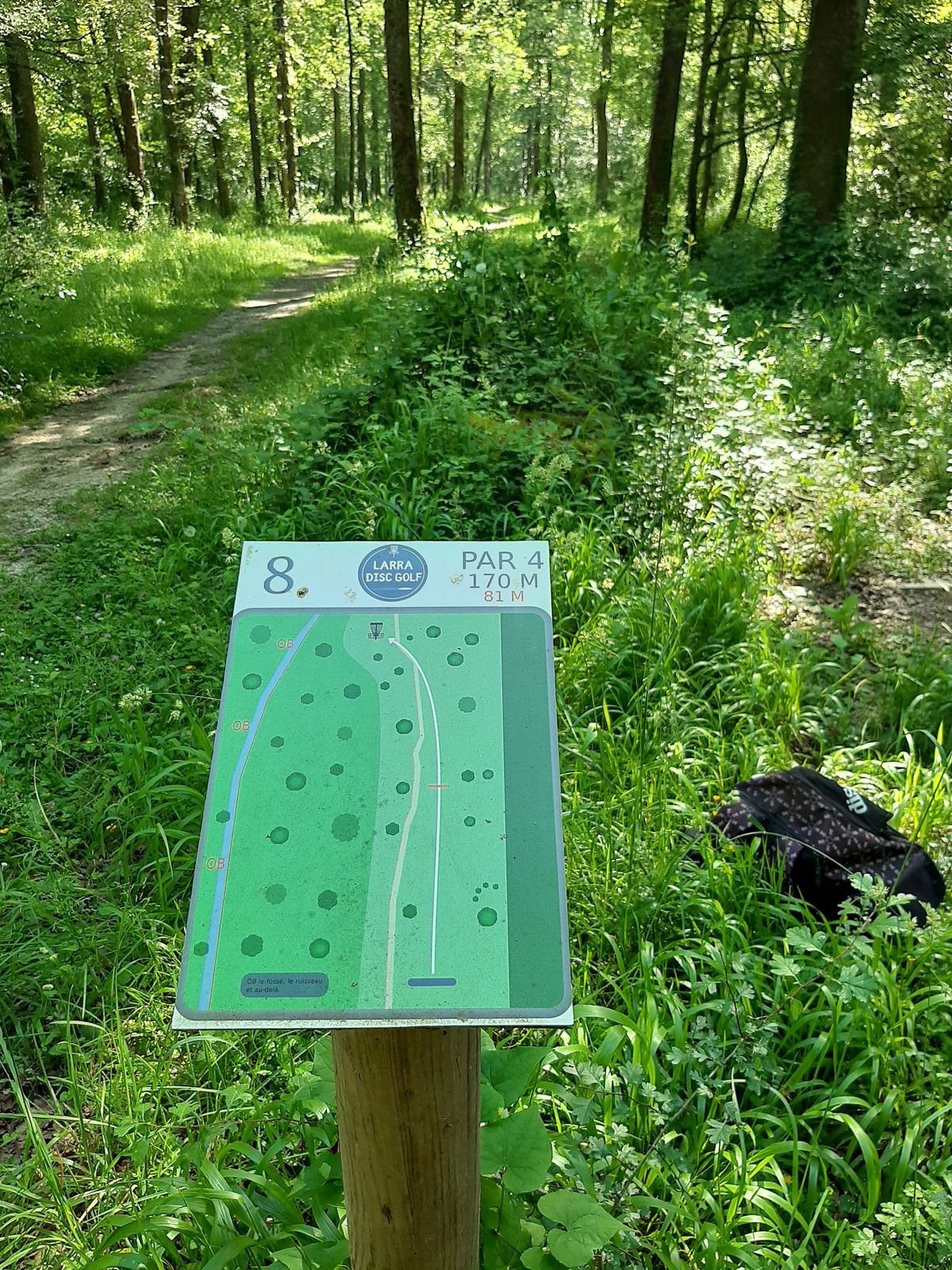 Pour les joueurs débutants, il n y a pas de carte de pointage intermédiaire sur udisc.
Et sur le terrain, d après les panneaux aucun balisage au sol pour les départs intermédiaires