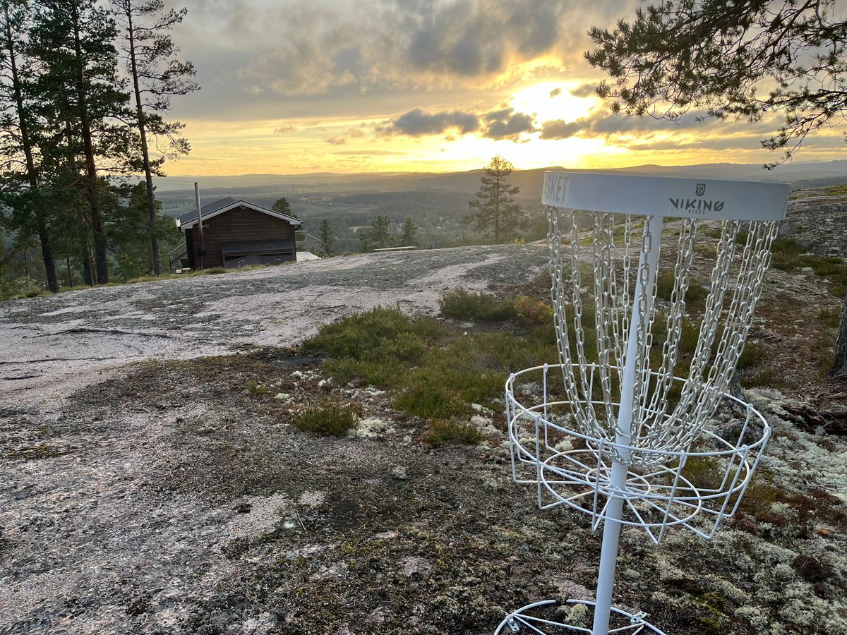 Sista hålet på toppen av Gideberget med toppstugan i bakgrunden.