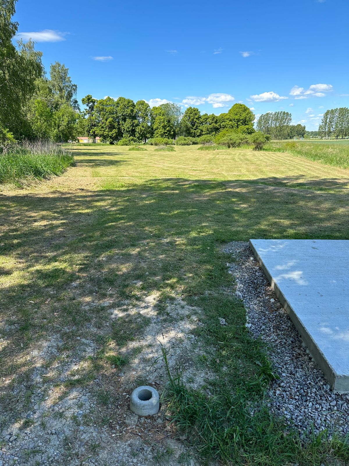 Saknas stolpe med hålkarta på hål 6. Själva korgen är lös oxå.