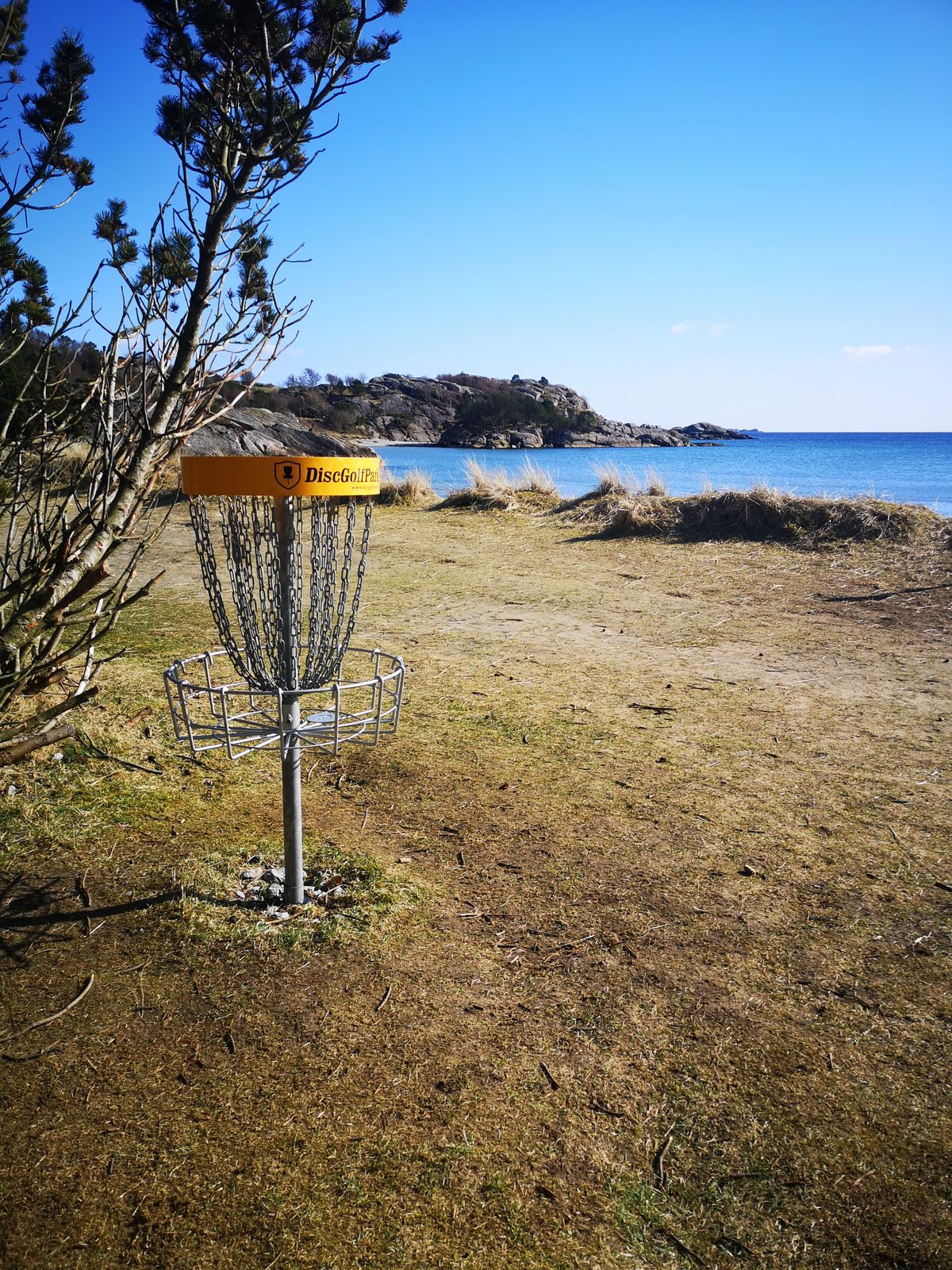 Fin dag for å spille frisbeegolf. Litt vind og folk ellers var det fint. Fin bane å spille for alle, både store og små.