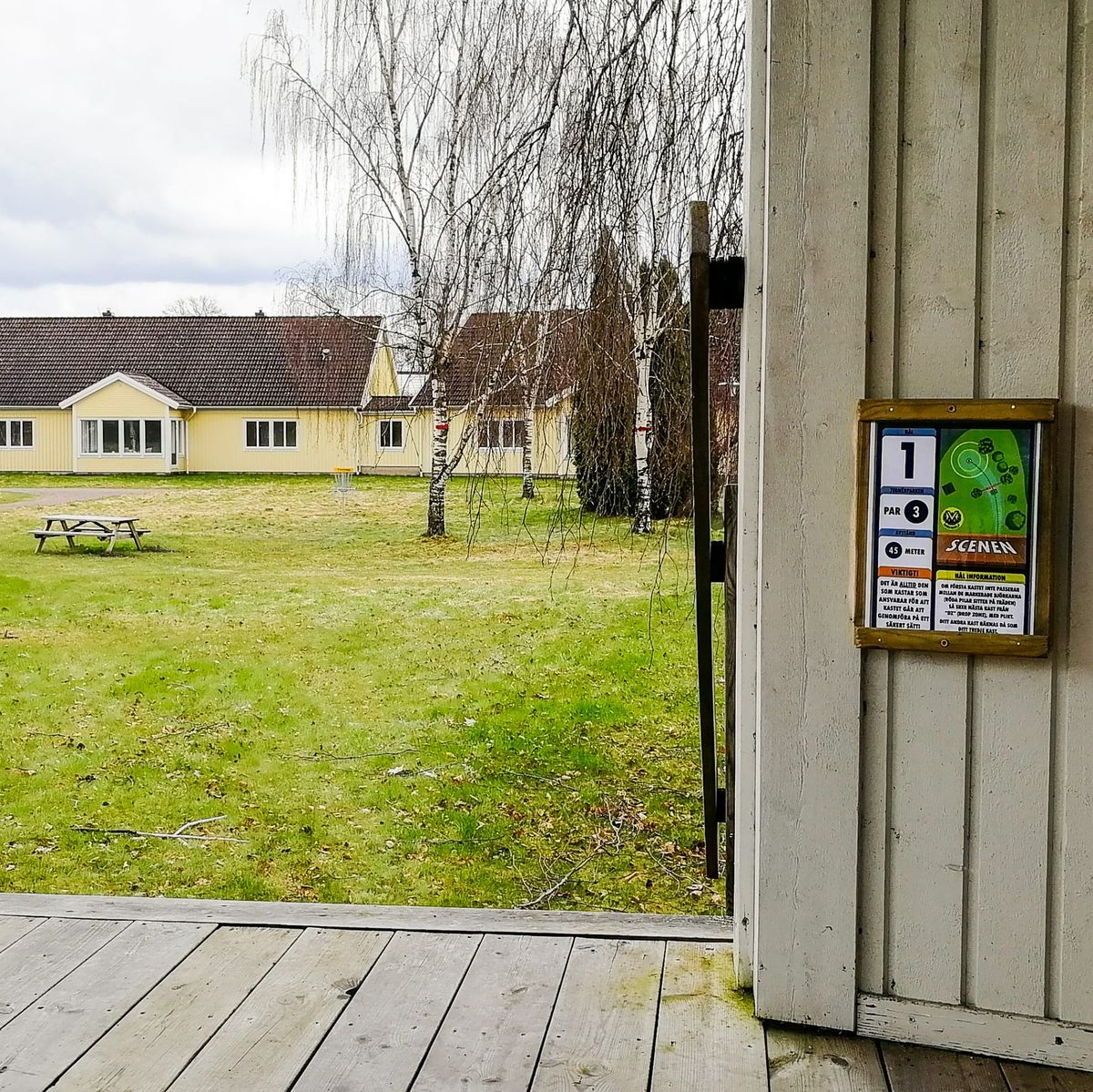 Hål 1 från scenen