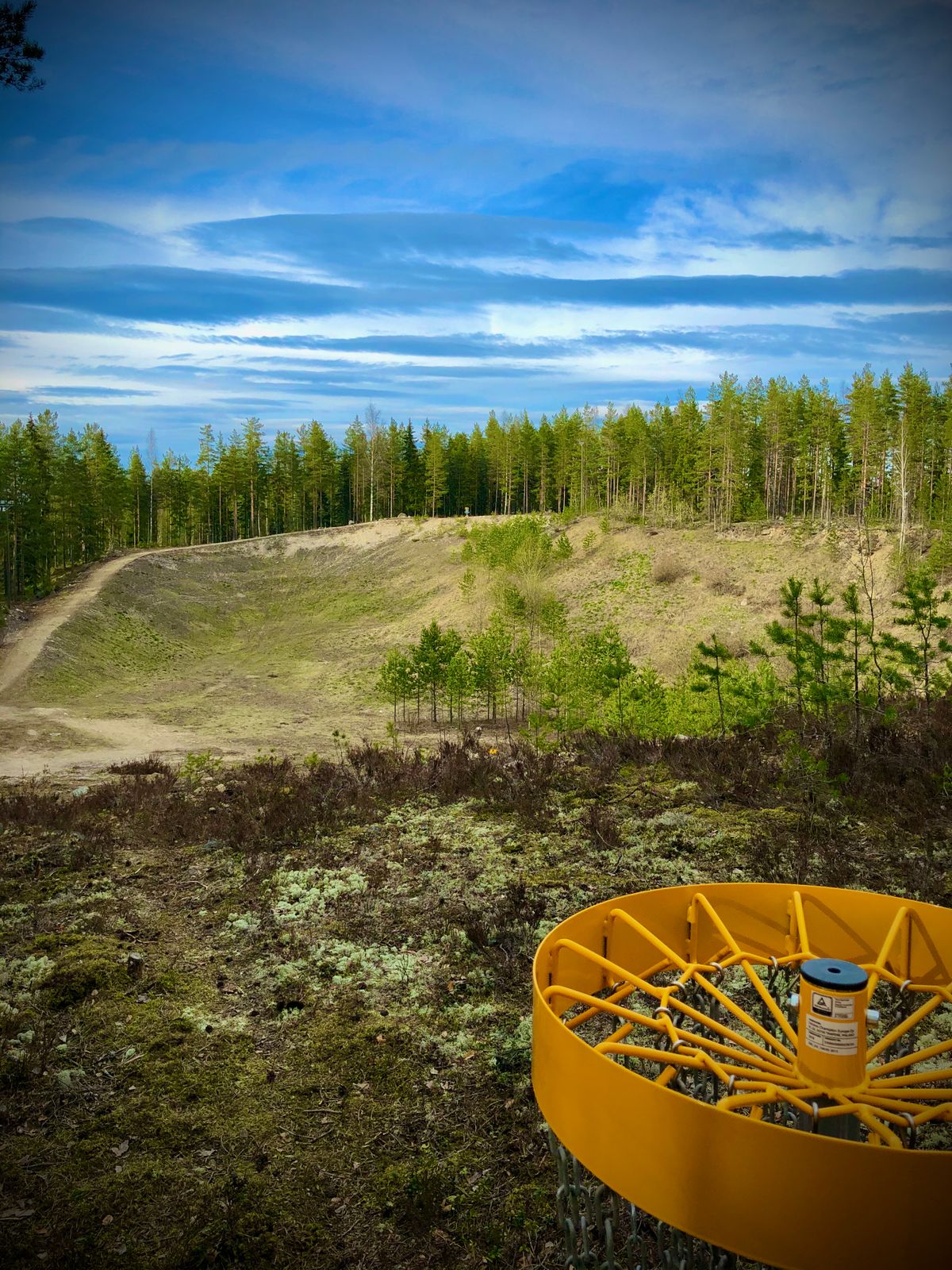 Väylän 5 kori ja taustalla kuopan toisella puolella väylä 3:n kori.