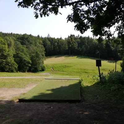 Tee hål 5. Helt magisk vy och ett utkast på 135 meter över en otrolig nedförsbacke. Svårt att inte bara kasta alla discar för njutning.