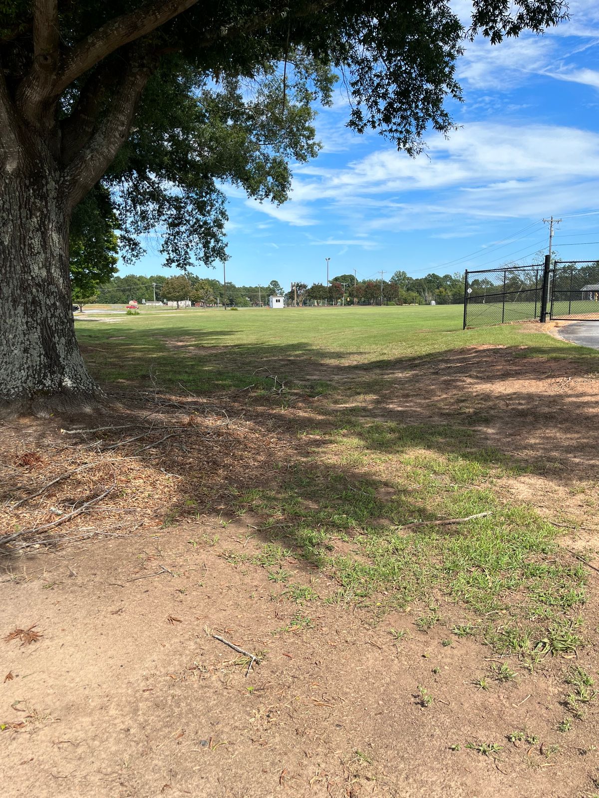 Hope 6 dirt tee box. Keep left to clear fence gate.