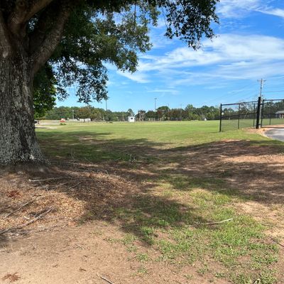 Hope 6 dirt tee box. Keep left to clear fence gate.