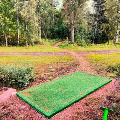 5:ans tee med stig från hål 4