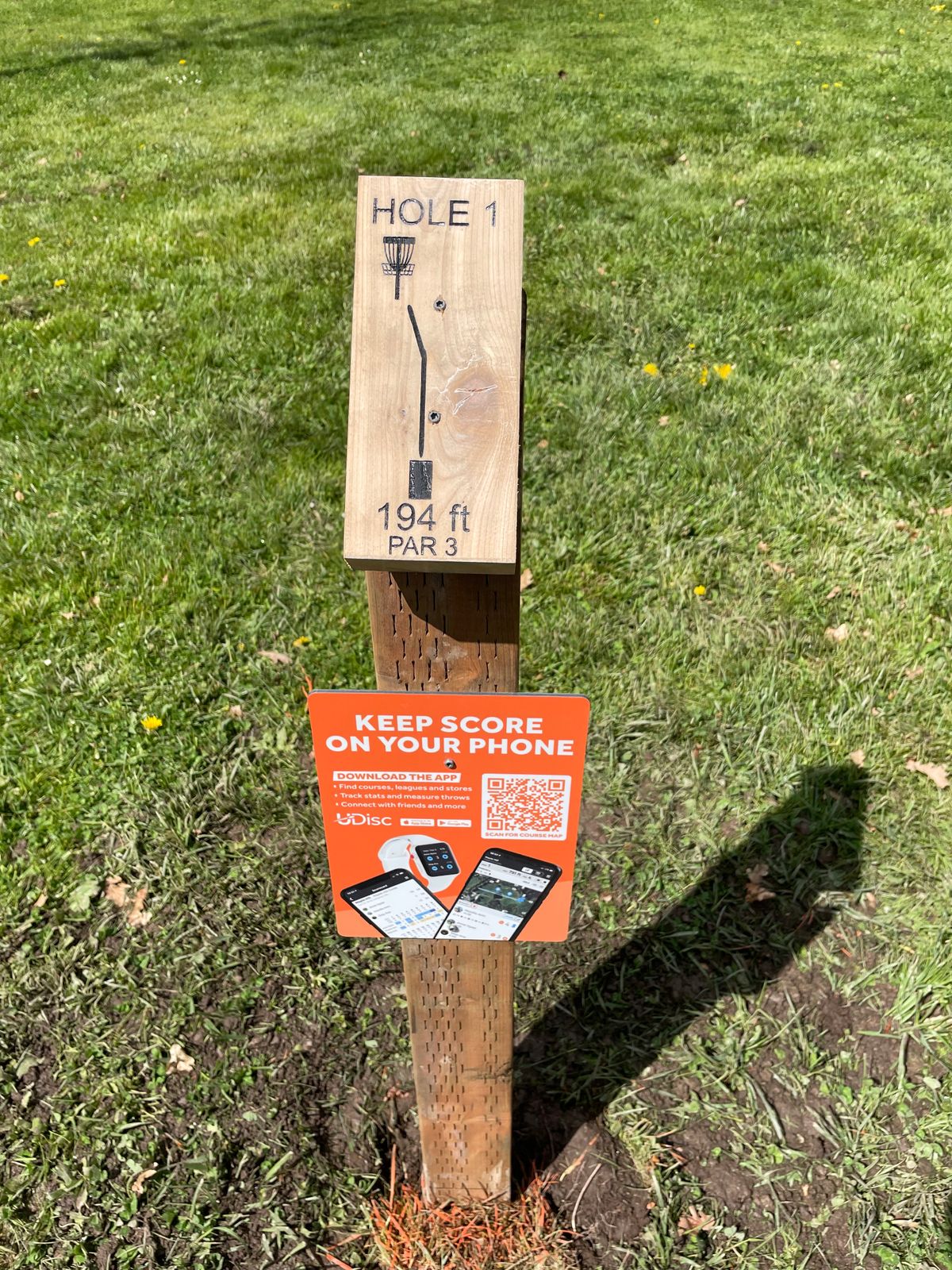 Hole 1 with UDisc QR code to download the app.