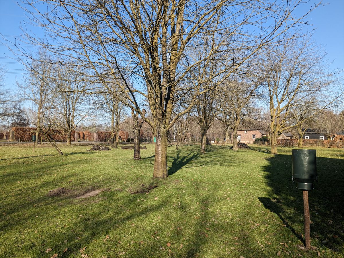 Hole 1 target & hole 2 tee