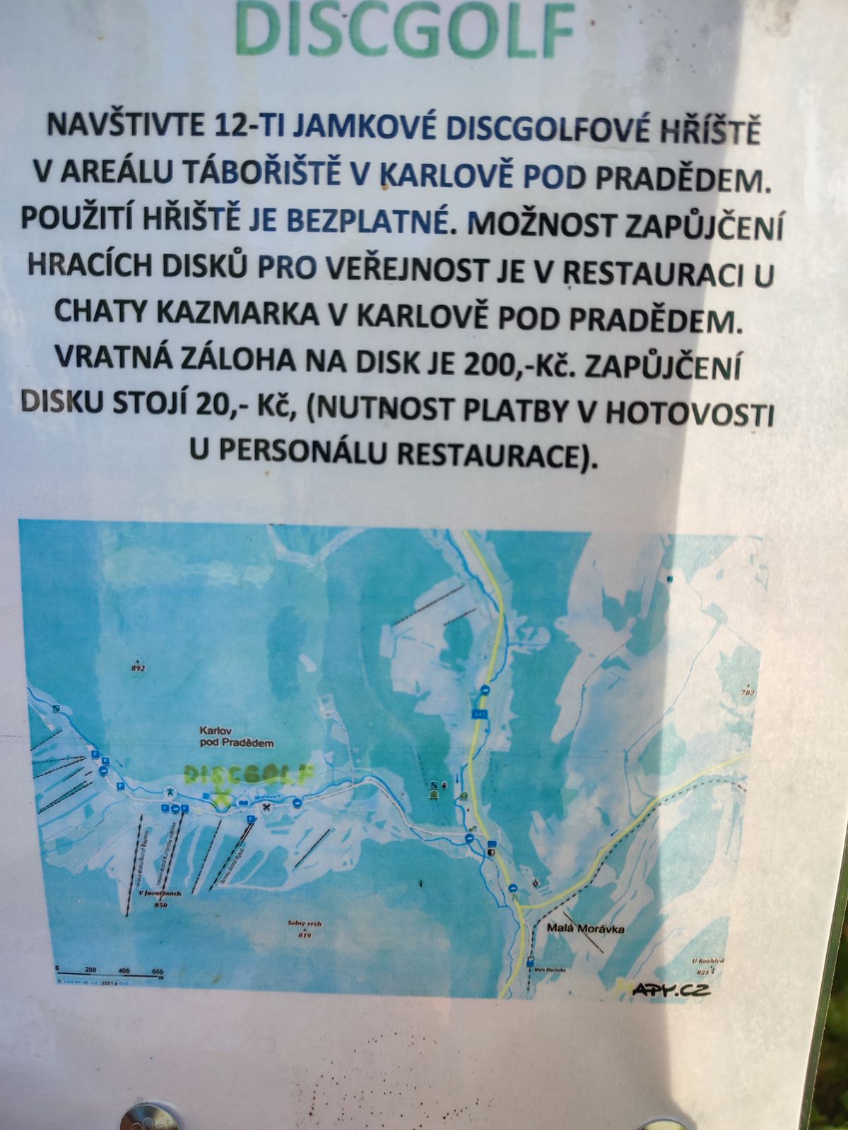 Disky k zapůjčení v restauraci naproti.