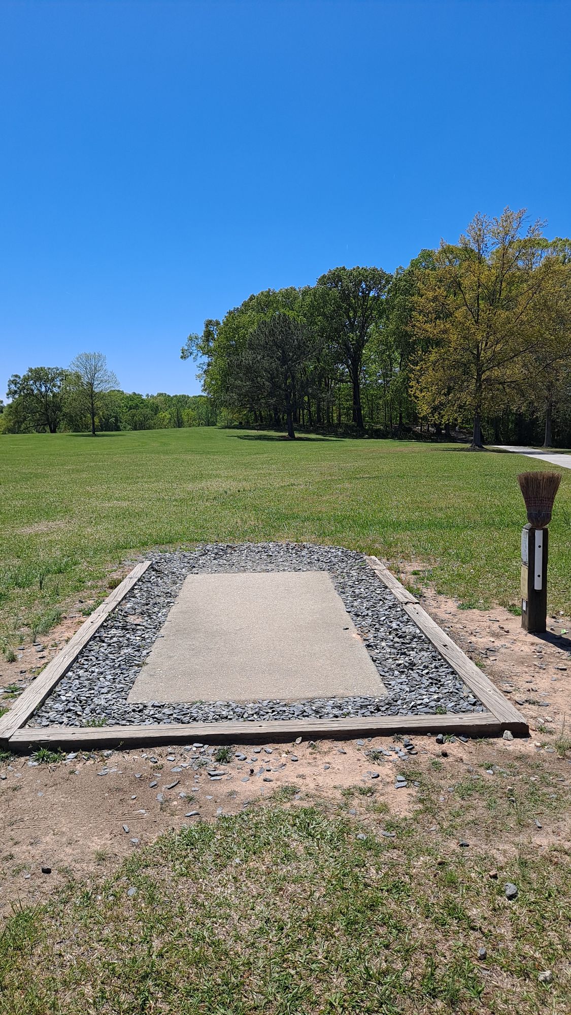 Hole 8, 400 feet short left basket