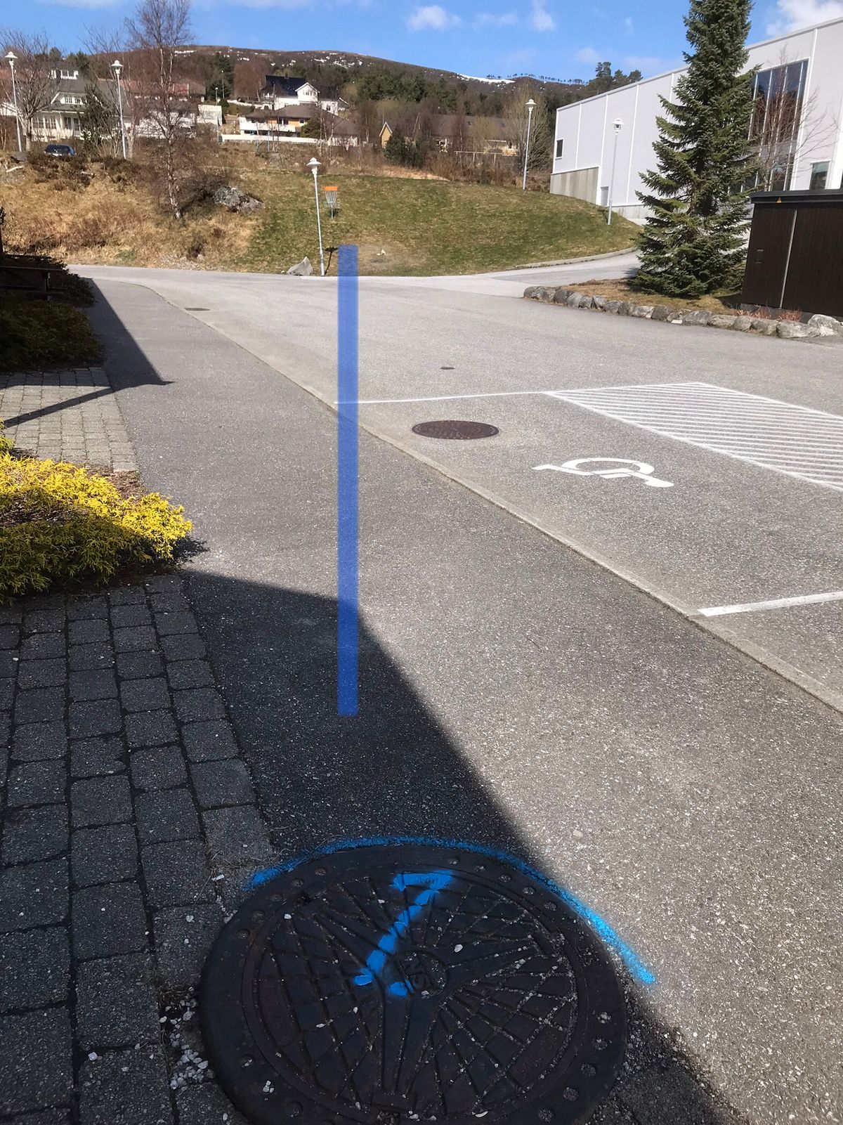 Merk utkast er ikkje markert lenger. Grense er mellom brustein og ny asfalt. 