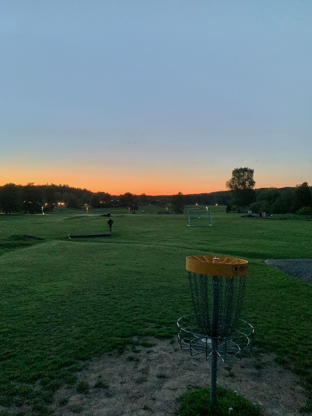 21:30.
Tee 1, 9 och 11 samt korg 10. Tee 1, 9 and 11 and basket 10. Tee 1, 9 y 11 y canasta 10. 1号、9号和11号发球区以及10号篮筐.