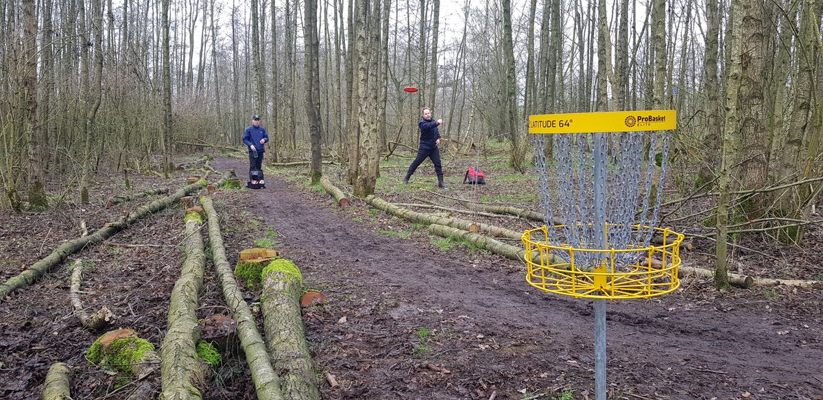 Putting on hole 8