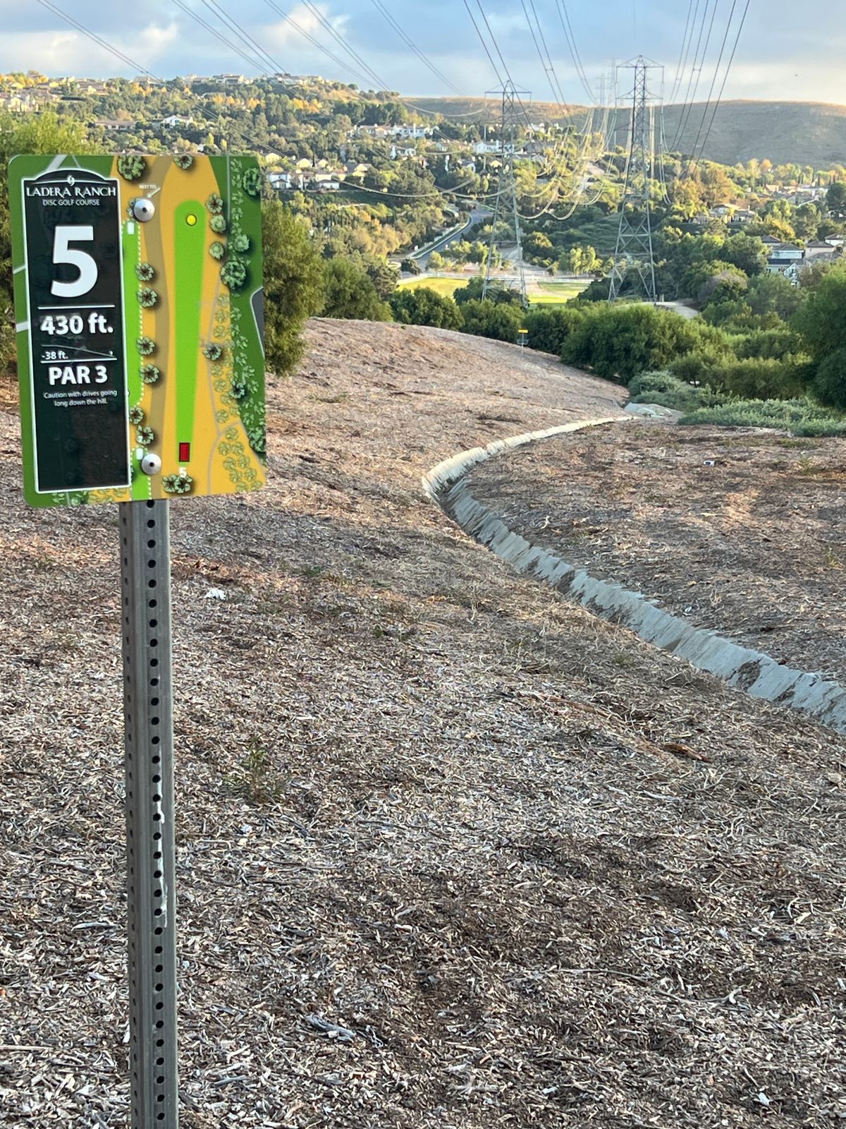 Gorgeous 18’ drop from pad to pin. 430’ distance encourages a full send. Let it rip on this one.