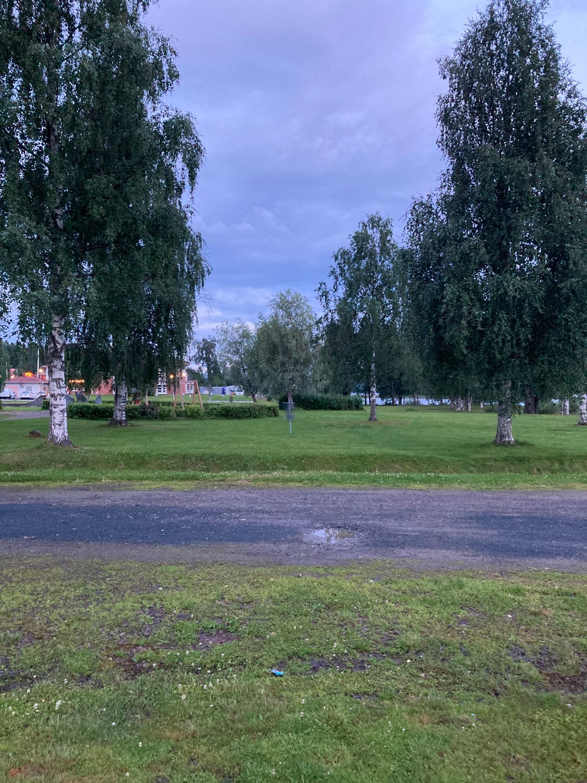Korg 8 OB Ö innanför de 4 träden. Dropzone är där bilden är tagen, Bakom grusvägen riktning mot korg