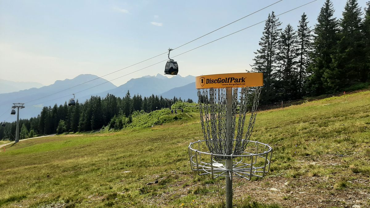 Bahn 2 mit Nockspitze und Kalkkögel im Hintergrund
