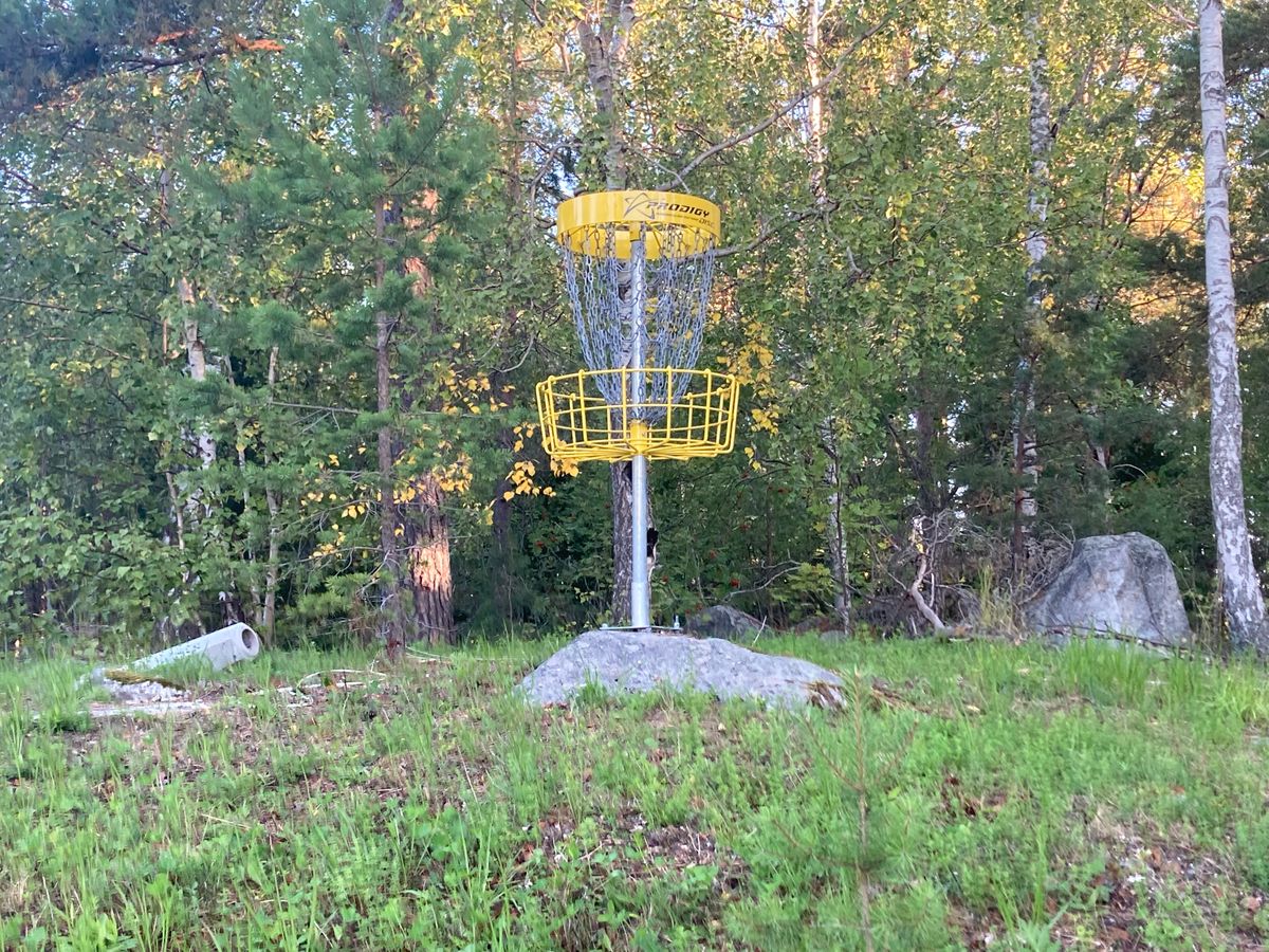 Hål 1 på banan. Kort uppför in mot skogen där resten av banan fortsätter.