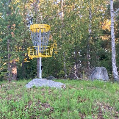 Hål 1 på banan. Kort uppför in mot skogen där resten av banan fortsätter.