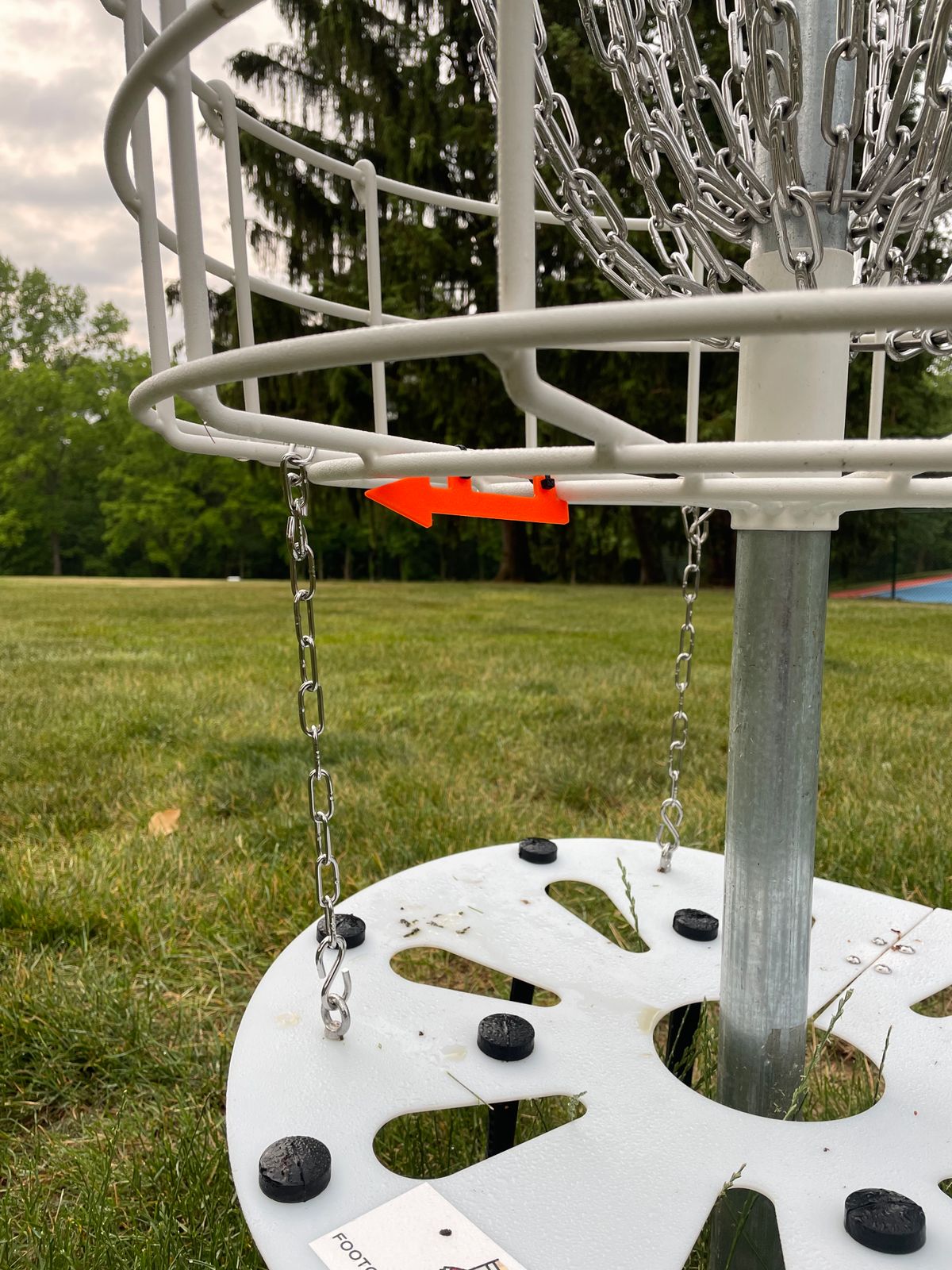 Arrows on the bottom of the baskets pointing to the next tee. Some arrows are not accurate though.