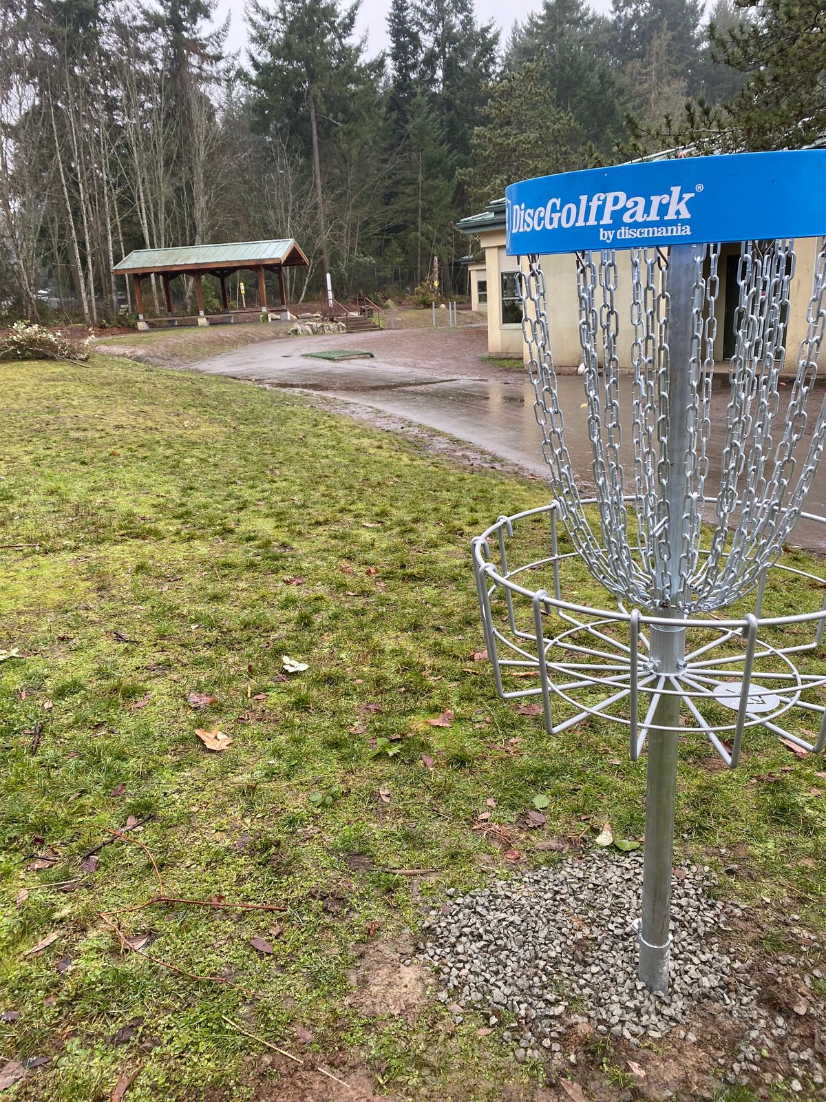 New hole 7 with a Finnish DiscGolf Park Pro basket